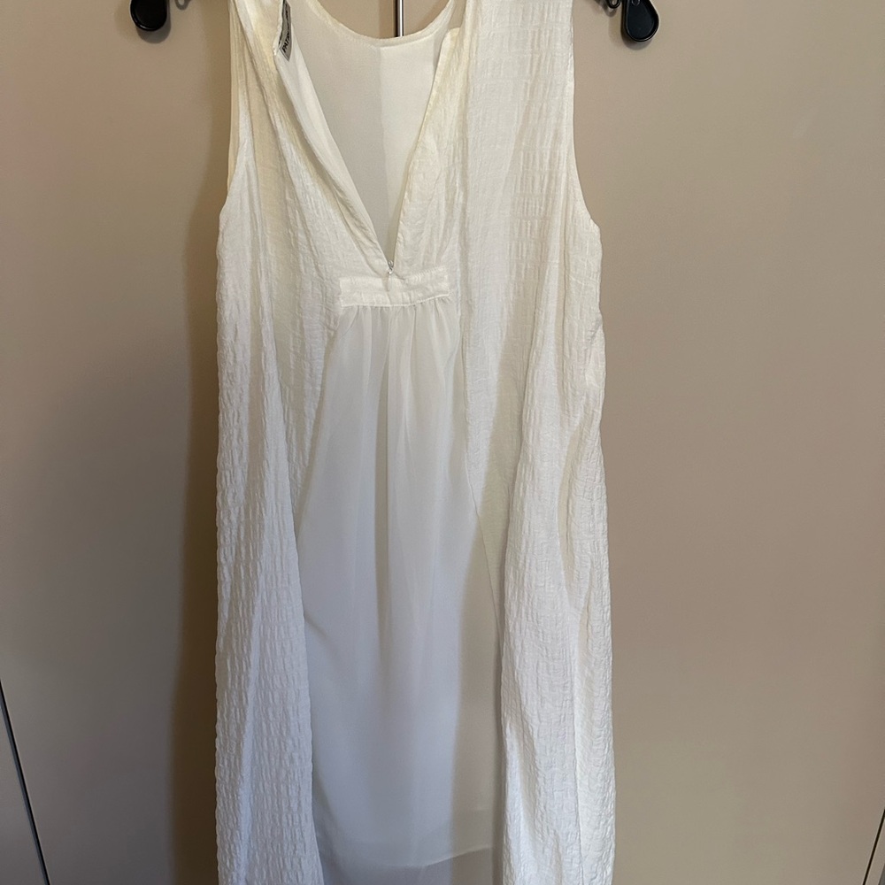 Elegant White Sleeveless Dress